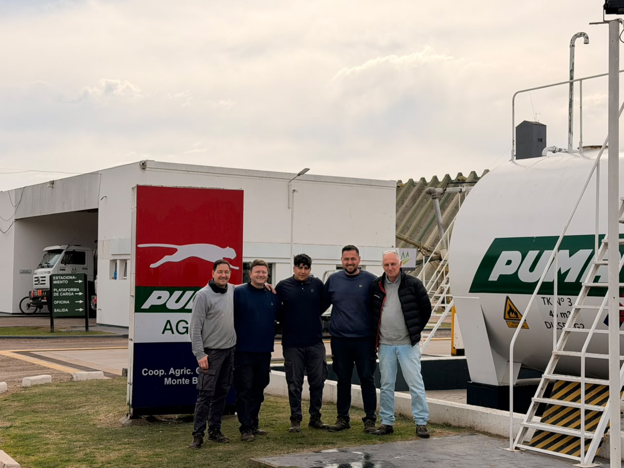 El equipo de Distribuidora Diésel y Neumáticos en las instalaciones de la Cooperativa